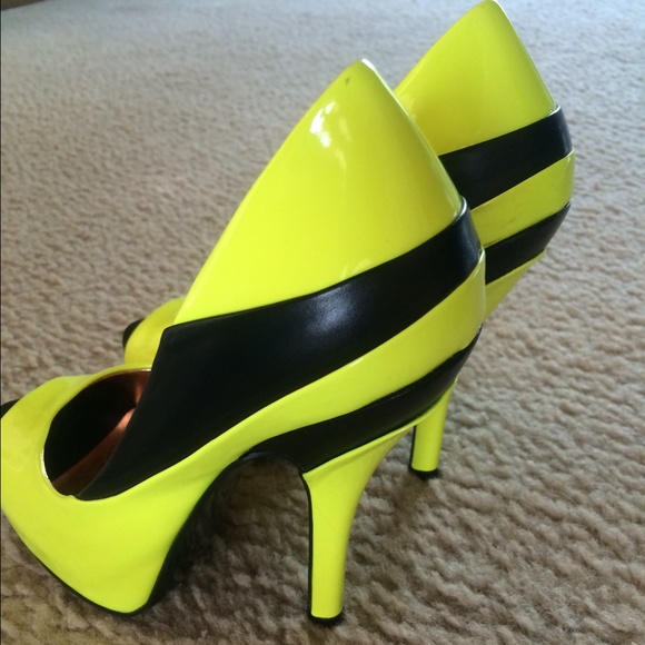 COPY - BCBG pumps neon yellow and black - Picture 2 of 4